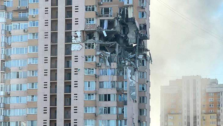 Kiev’de sivillerin yaşadığı apartman bombaların hedefi oldu!