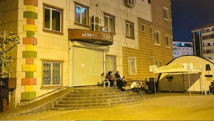 Anne ve babaların evlat nöbeti tuttuğu HDP Diyarbakır İl Binası kapatıldı