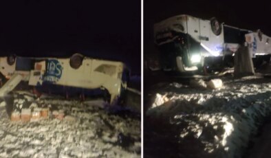 Bingöl’de kontrolden çıkan 2 yolcu otobüsü devrildi, kazada 22 kişi yaralandı