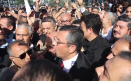 CHP lideri Özgür Özel’i İzmir’de coşkulu bir kalabalık karşıladı!