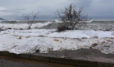 Trabzon fırtınaya teslim! 2 kişi dalgalara kapıldı, ekipler çalışma başlattı