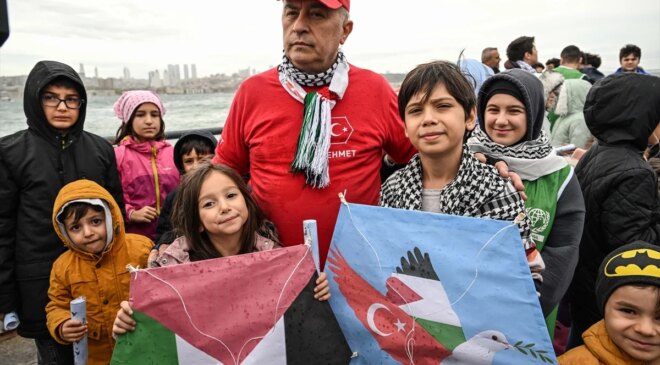 Üsküdar’da, Filistin’de ölen çocukların isimleri uçurtmaya bağlanarak uçuruldu